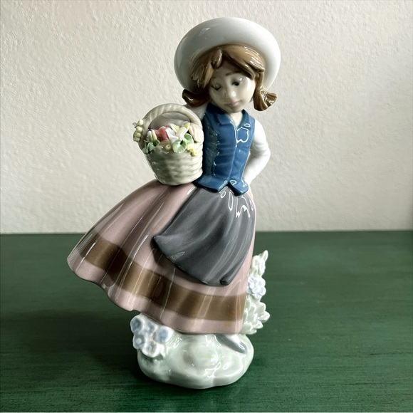 Vtg Lladro Figurine “Linda Con Cesta” #5221 Girl w/ Basket – Retired, Boxed EUC - Picture 4 of 12